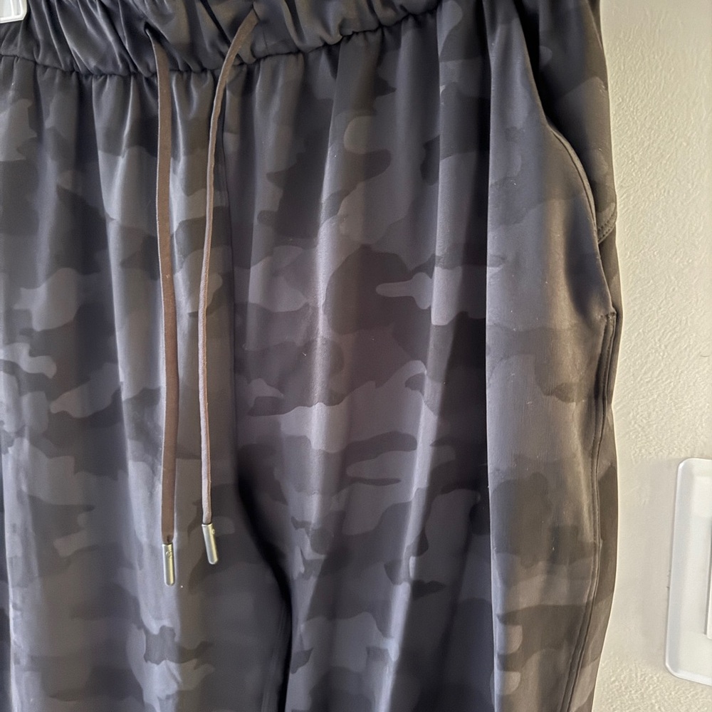 Lululemon Stretch High-Rise Jogger *Full Length - Picture 2 of 4